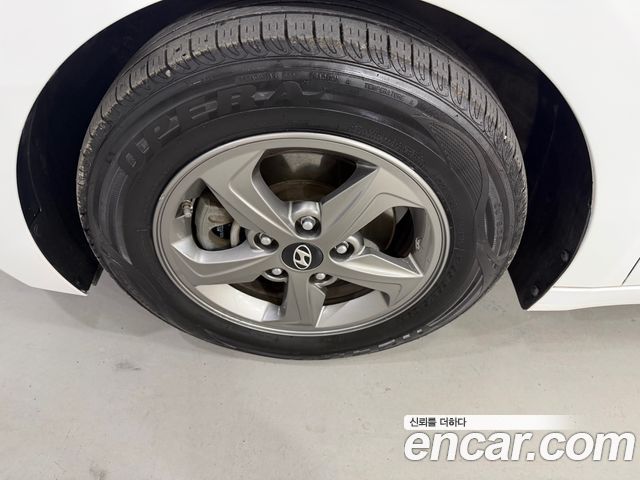 Hyundai AVANTE 2017 — photo 19