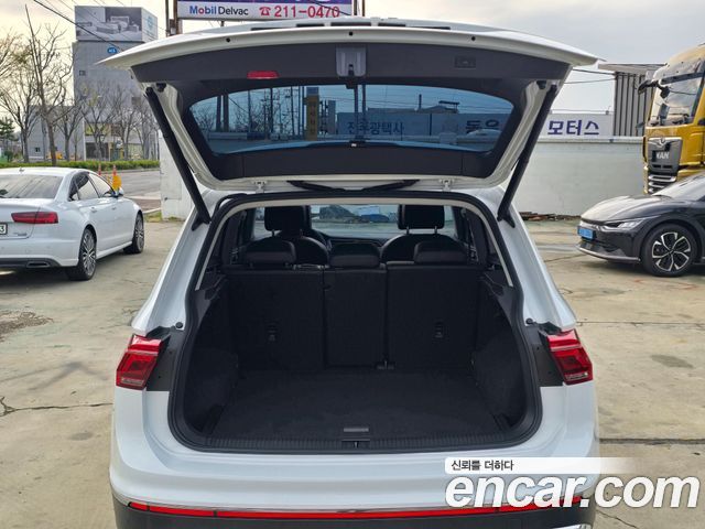 Volkswagen Tiguan 2021 — photo 18