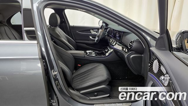 Mercedes-Benz E-Class 2020 — photo 11