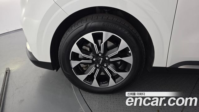 Kia Canival 2023 — photo 5