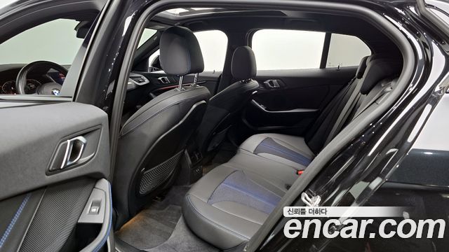 BMW 1-Series 2023 — photo 13