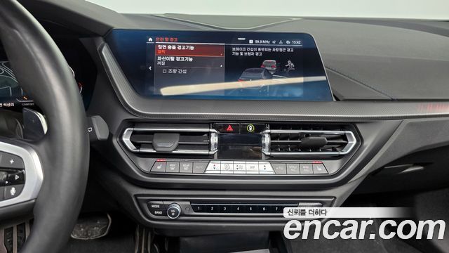 BMW 1-Series 2023 — photo 16
