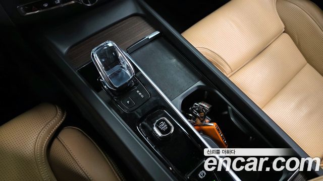 Volvo XC60 2022 — photo 9