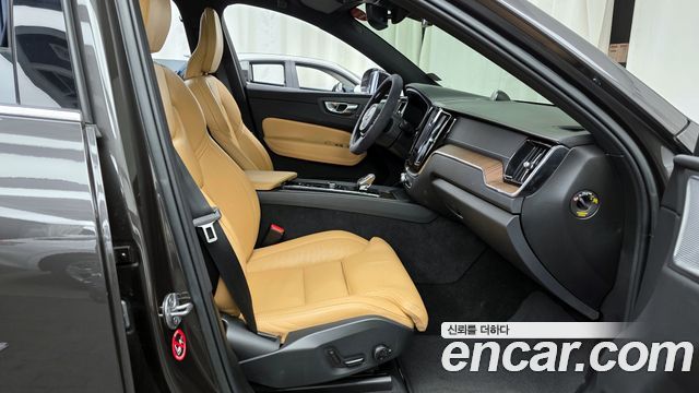 Volvo XC60 2022 — photo 11