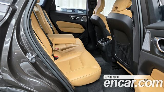 Volvo XC60 2022 — photo 12