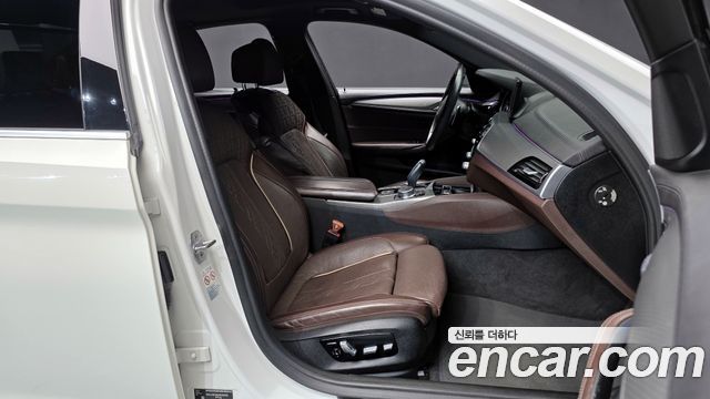BMW 5-Series 2018 — photo 10