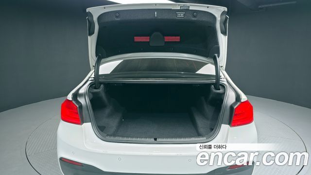 BMW 5-Series 2018 — photo 20