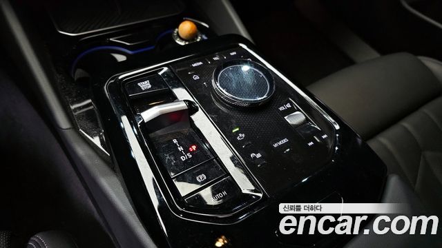 BMW 5-Series 2025 — photo 9