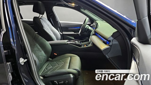 BMW 5-Series 2025 — photo 10