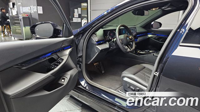 BMW 5-Series 2025 — photo 11