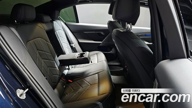 BMW 5-Series 2025 — photo 12