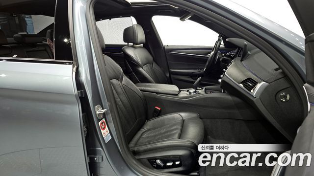 BMW 5-Series 2017 — photo 10
