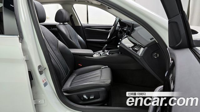 BMW 5-Series 2019 — photo 10