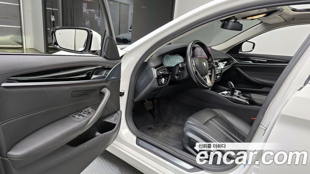 BMW 5-Series 2019 — photo 11