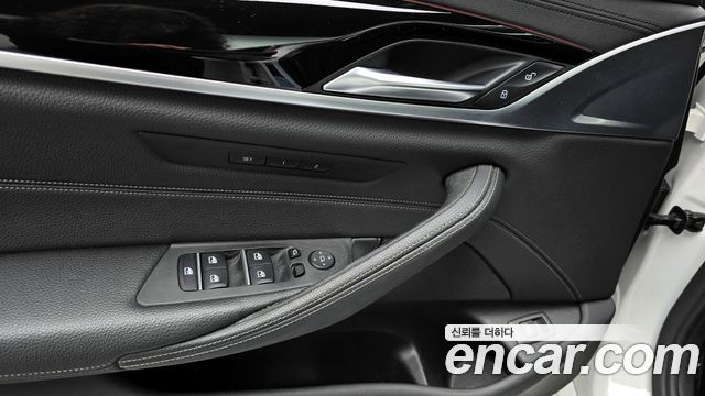 BMW 5-Series 2019 — photo 16