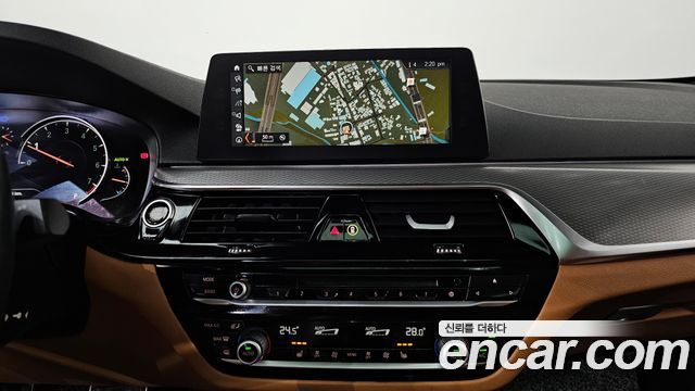 BMW 5-Series 2018 — photo 14