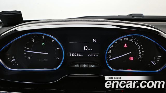 Peugeot 2008 2015 — photo 8