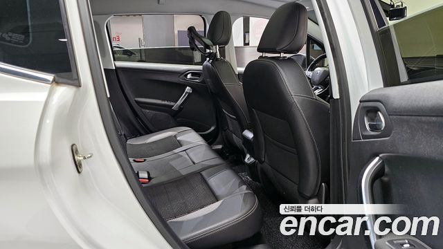 Peugeot 2008 2015 — photo 12