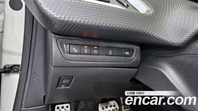 Peugeot 2008 2015 — photo 16