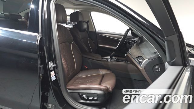 BMW 5-Series 2020 — photo 10