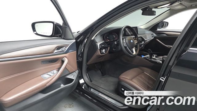 BMW 5-Series 2020 — photo 11