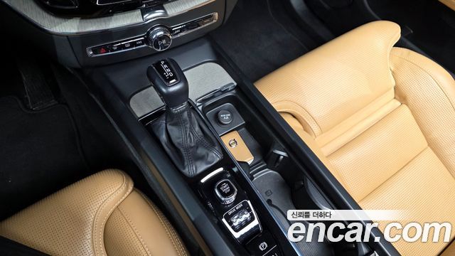 Volvo XC60 2020 — photo 9