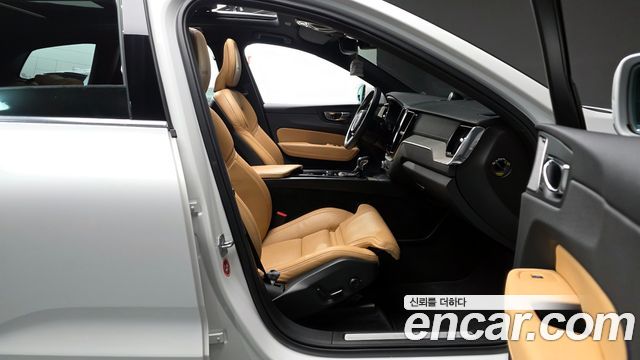 Volvo XC60 2020 — photo 11