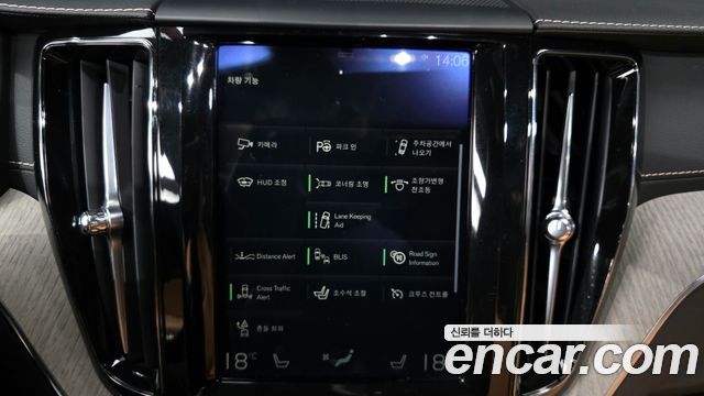 Volvo XC60 2020 — photo 16