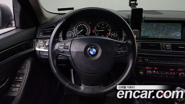 BMW 5-Series 2012 — photo 14