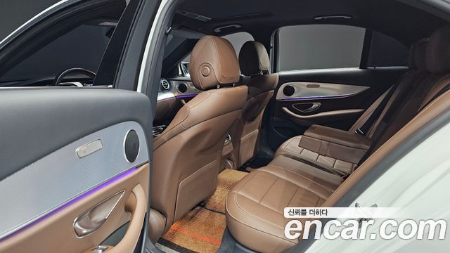 Mercedes-Benz E-Class 2020 — photo 11