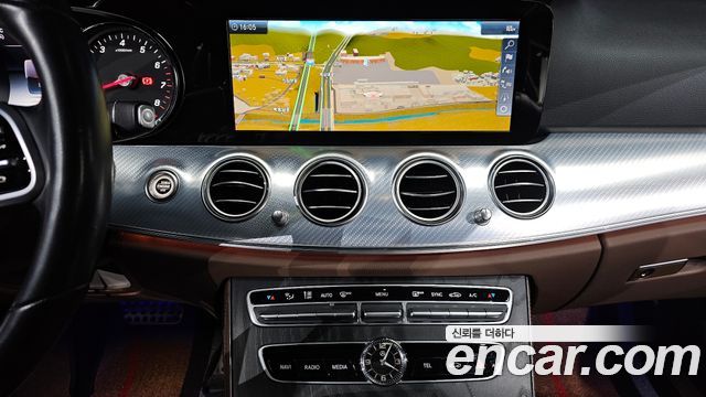 Mercedes-Benz E-Class 2020 — photo 15