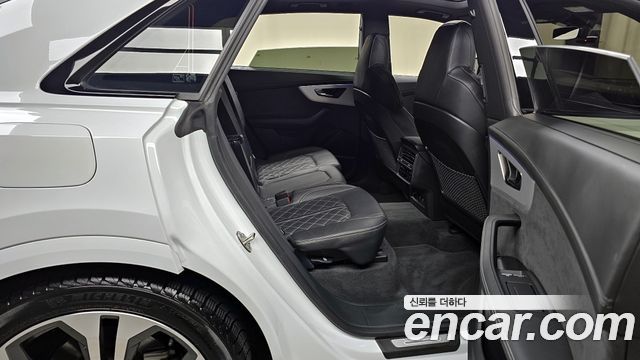 Audi Q8 2023 — photo 11