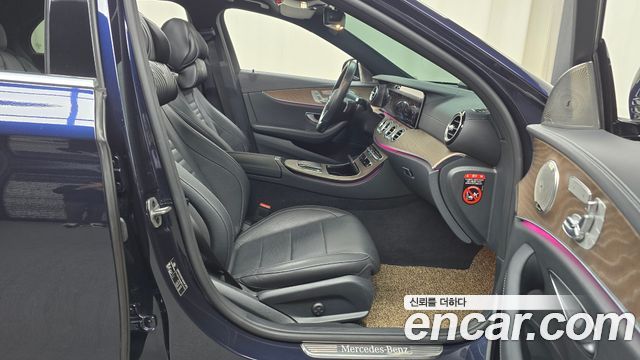 Mercedes-Benz E-Class 2022 — photo 11