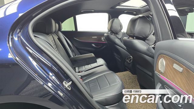 Mercedes-Benz E-Class 2022 — photo 12