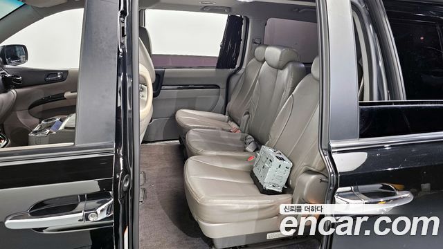 Kia Canival 2012 — photo 12