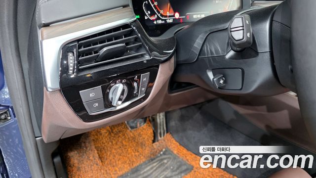 BMW 5-Series 2020 — photo 16