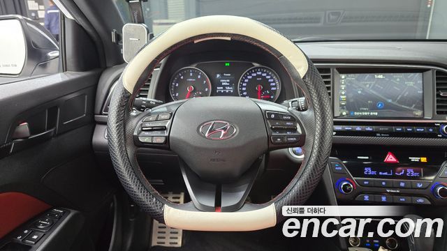 Hyundai AVANTE 2018 — photo 13