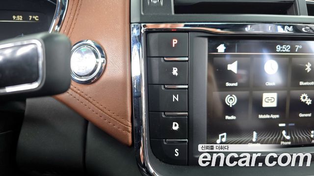 Lincoln Continental 2017 — photo 9
