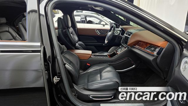 Lincoln Continental 2017 — photo 11