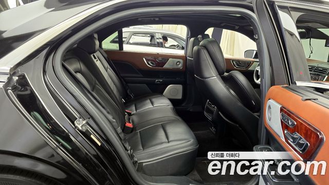 Lincoln Continental 2017 — photo 12