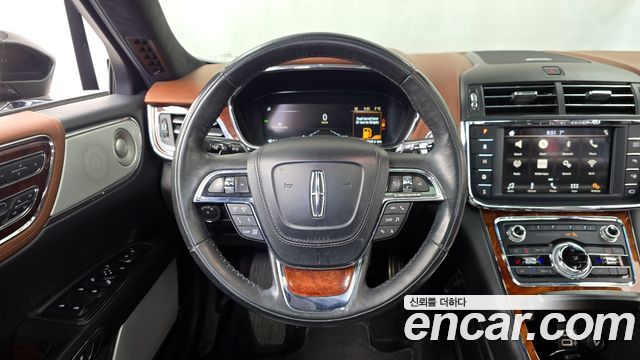 Lincoln Continental 2017 — photo 13