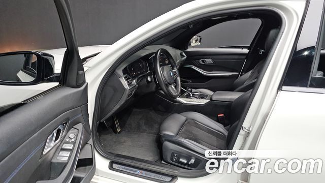 BMW 3-Series 2021 — photo 10