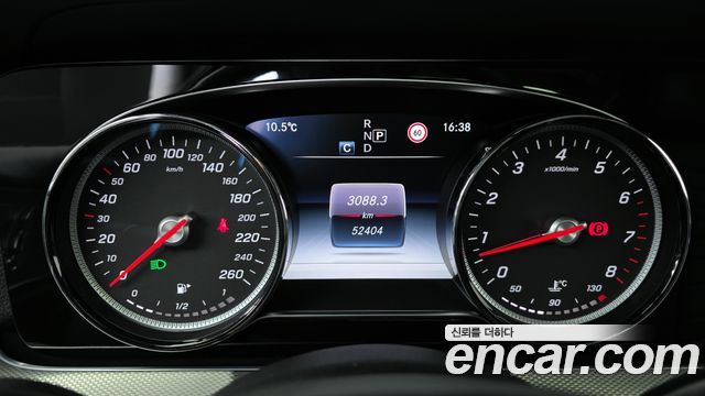 Mercedes-Benz E-Class 2017 — photo 8