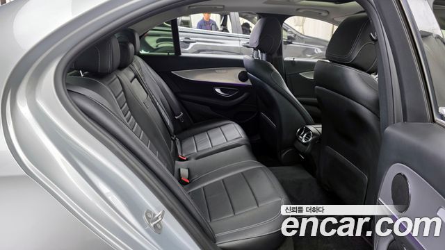 Mercedes-Benz E-Class 2017 — photo 12