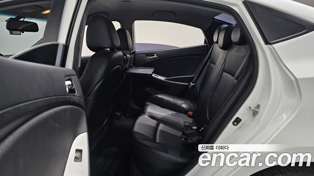 Hyundai Accent 2011 — photo 12
