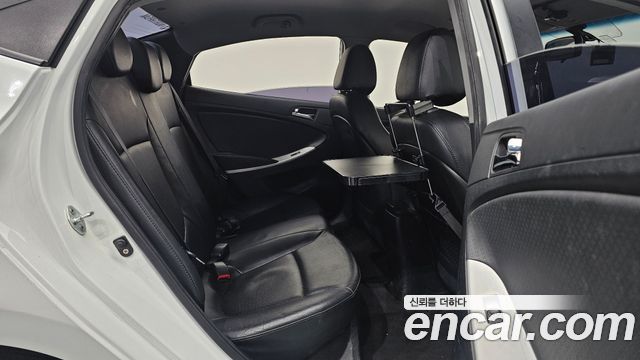 Hyundai Accent 2011 — photo 13
