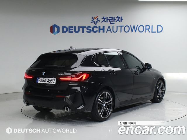 BMW 1-Series 2023 — photo 3
