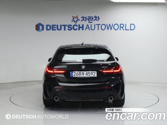 BMW 1-Series 2023 — photo 4