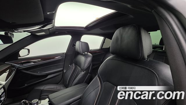 BMW 5-Series 2022 — photo 19
