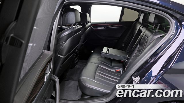 BMW 5-Series 2022 — photo 20